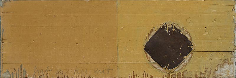 Stefan Kraft; H. XIV (hat zu tun mit), 1986; Öl, Fundobjekt (Metall), Nagel und Bleistift auf Schalbrett, ca. 51 x 151 cm; © Stefan Kraft / VG Bild-Kunst, Bonn