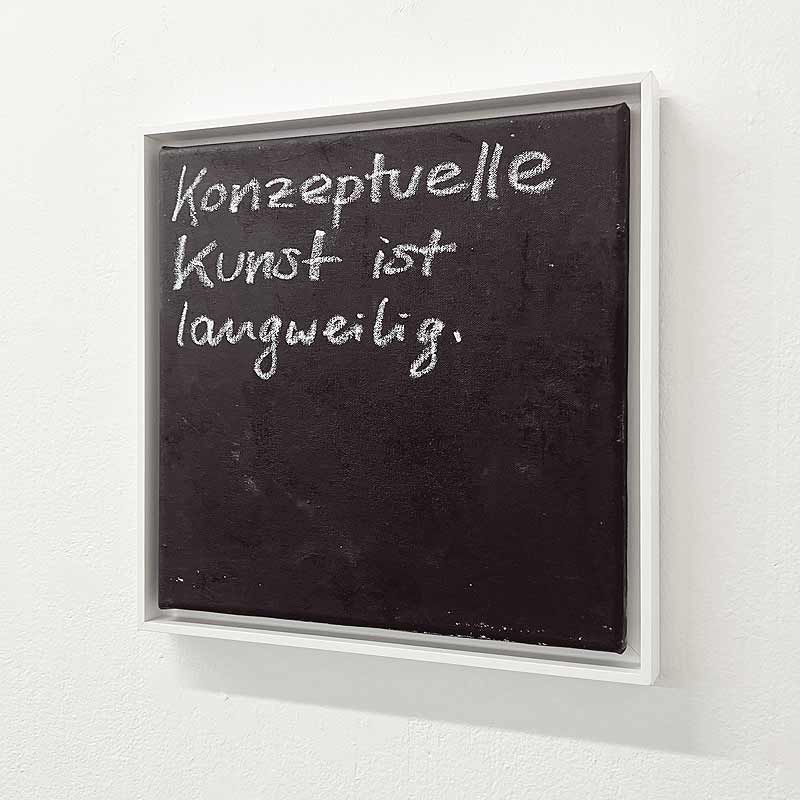 Konzeptuelle Kunst ist langweilig, 2026 • Acryl und Ölkreide auf Leinwand, 30 × 30 cm (gerahmt ca. 33 × 33 cm)